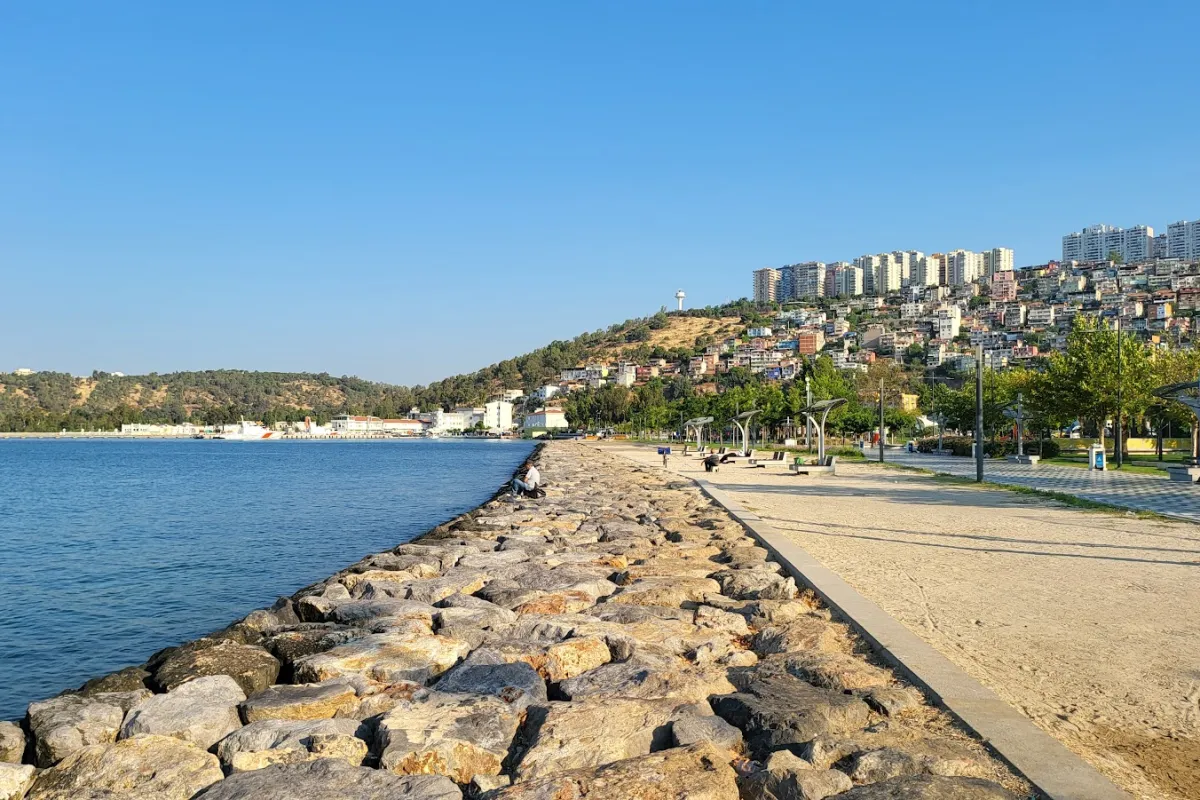 Bayraklı Sahil photo 1