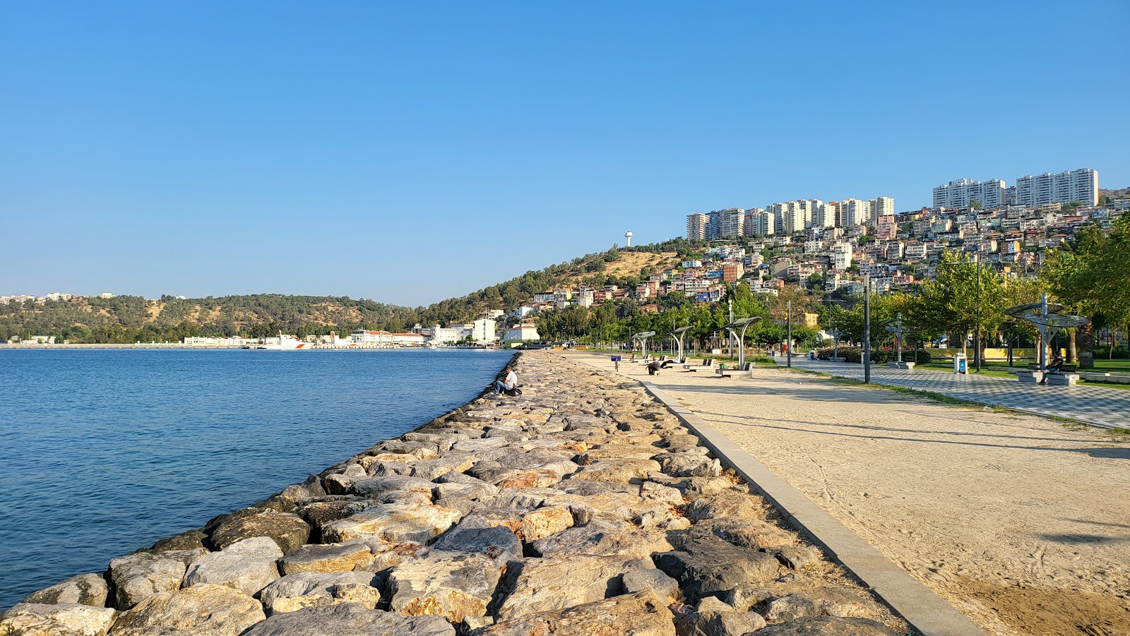 Bayraklı Sahil photo 3