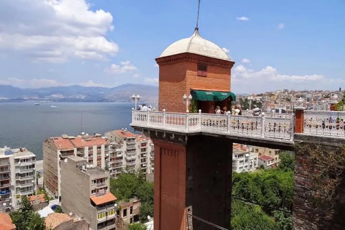 İzmir Historical Elevator Building photo 1