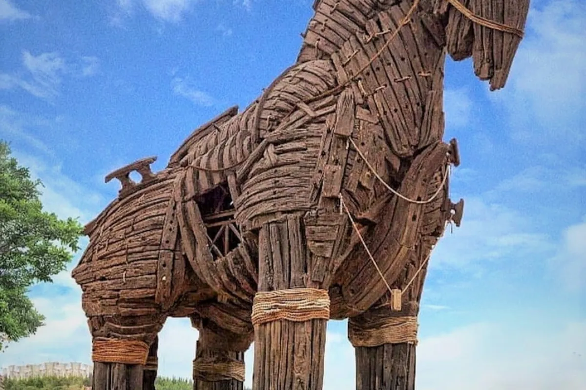 Trojan Horse Statue photo 1