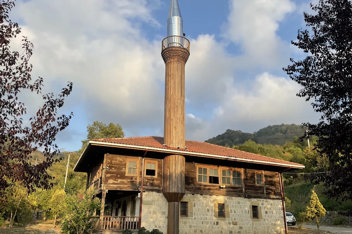 Tarihi Hemşin Köyü Ahşap Camii photo 1
