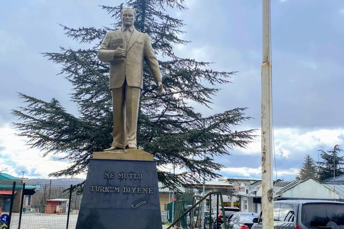 Statue of Atatürk photo 1