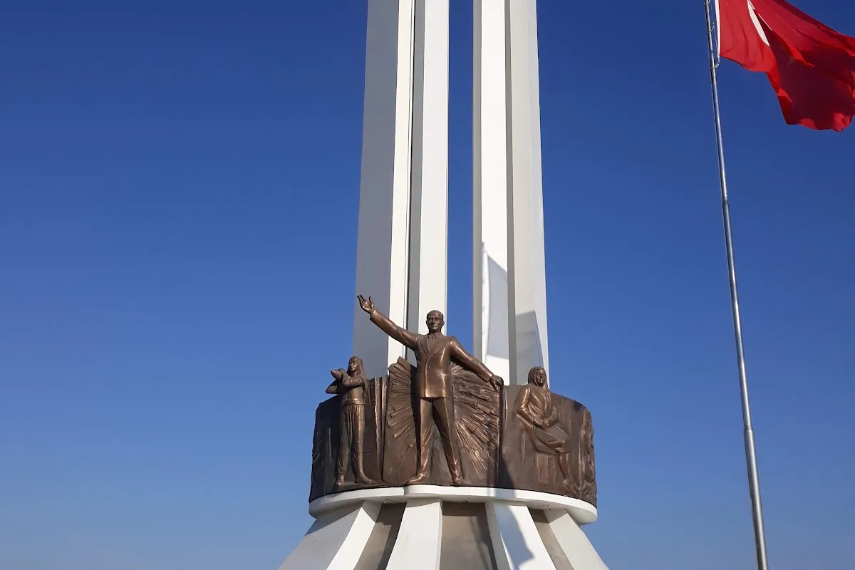 Atatürk monument, Karsıyaka photo 1