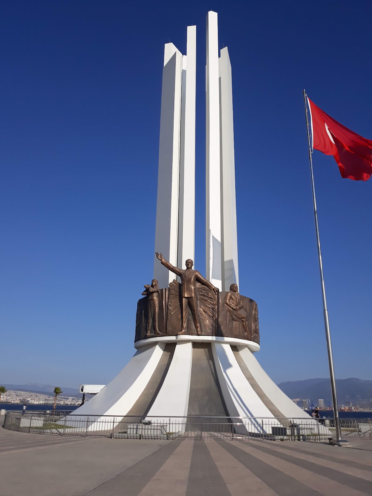 Atatürk monument, Karsıyaka photo 2