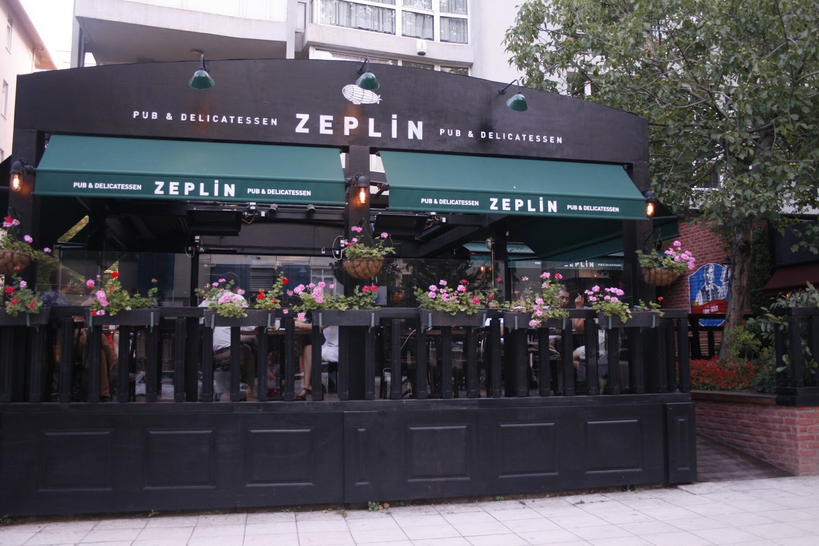 Zeplin Pub&Delicatessen Cadde photo 2