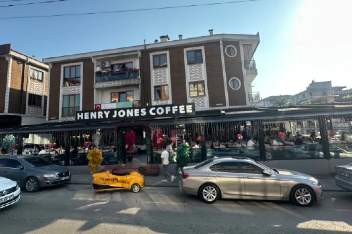 Henry Jones photo 1