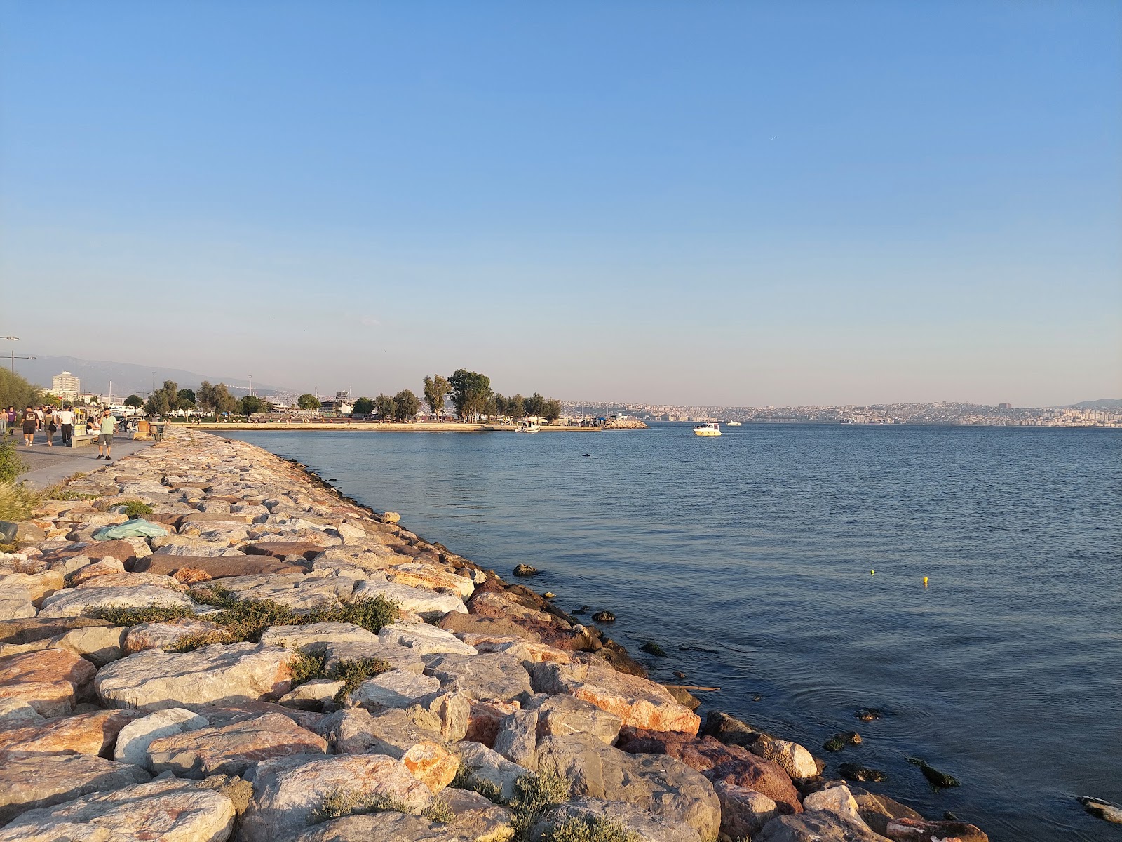 Bostanlı Coast photo 2