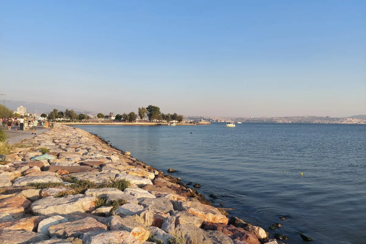 Bostanlı Coast photo 1
