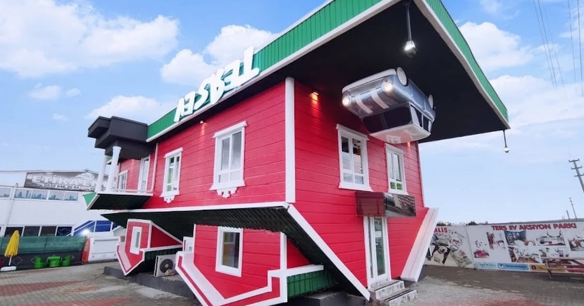 Upside down House photo 1