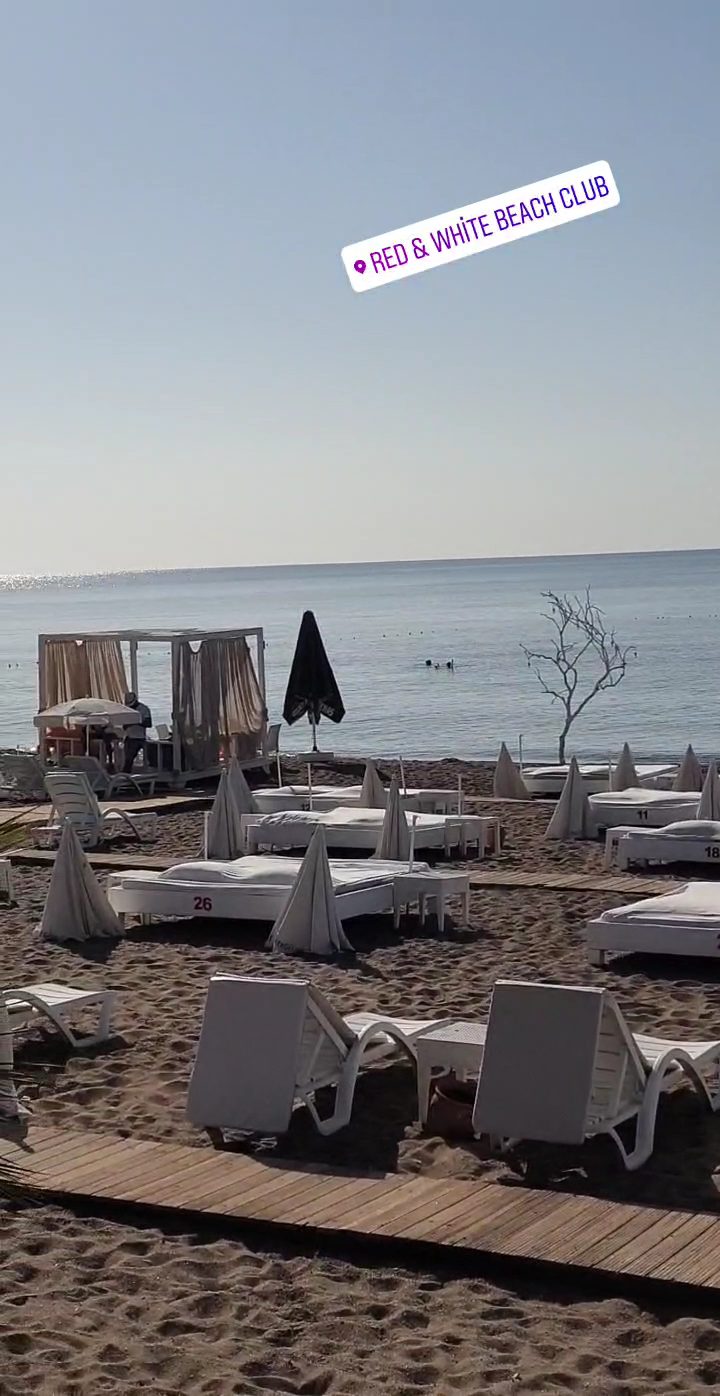 Red & White Beach photo 4