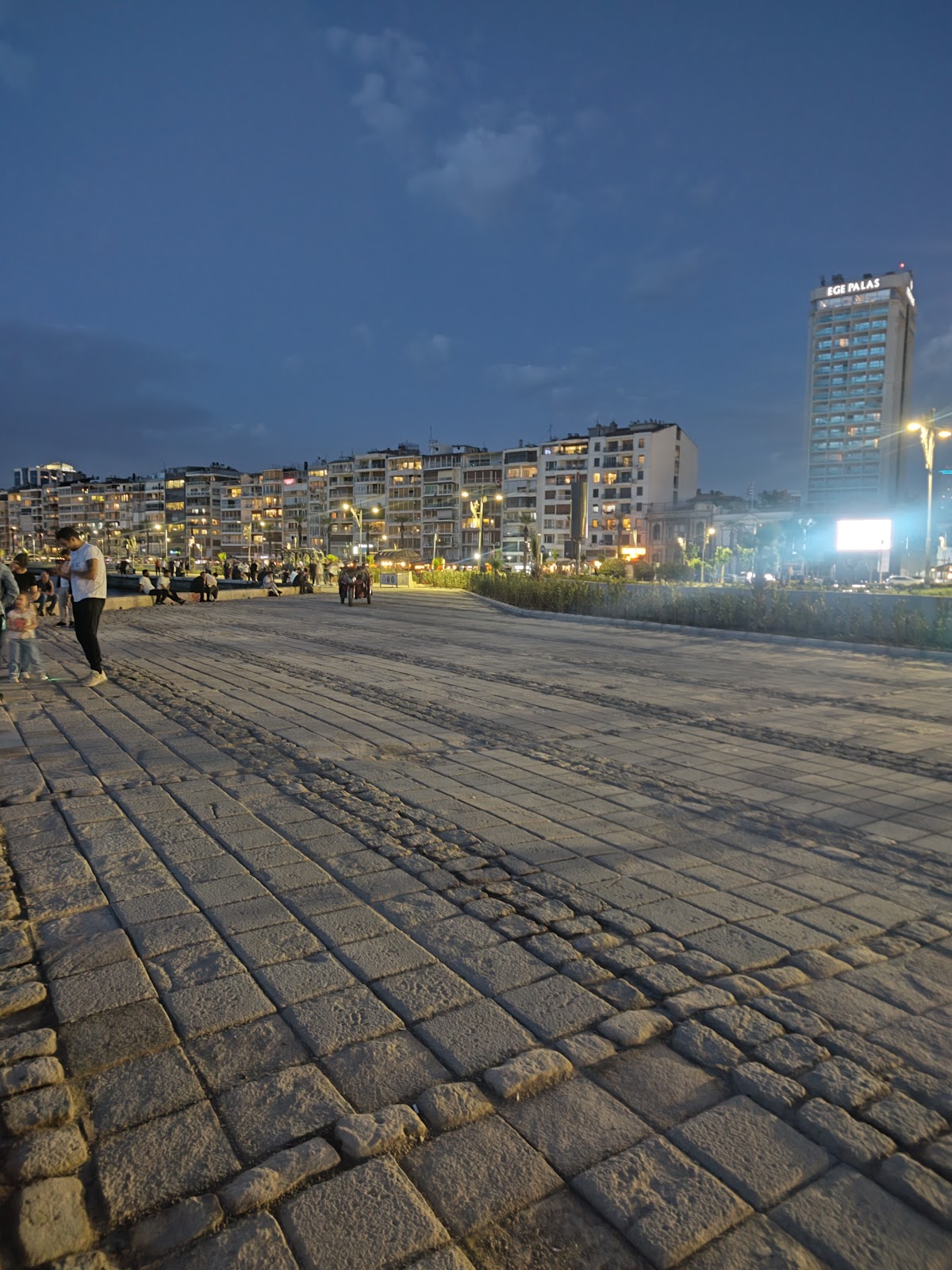 Alsancak Gündoğdu Meydanı photo 7