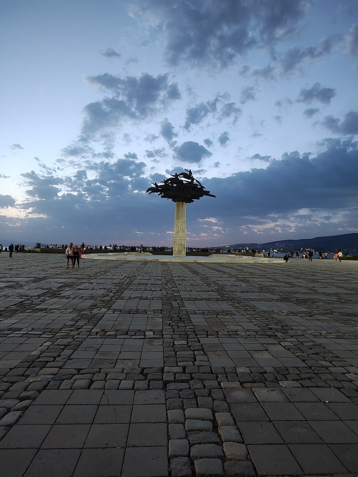 Alsancak Gündoğdu Meydanı photo 9