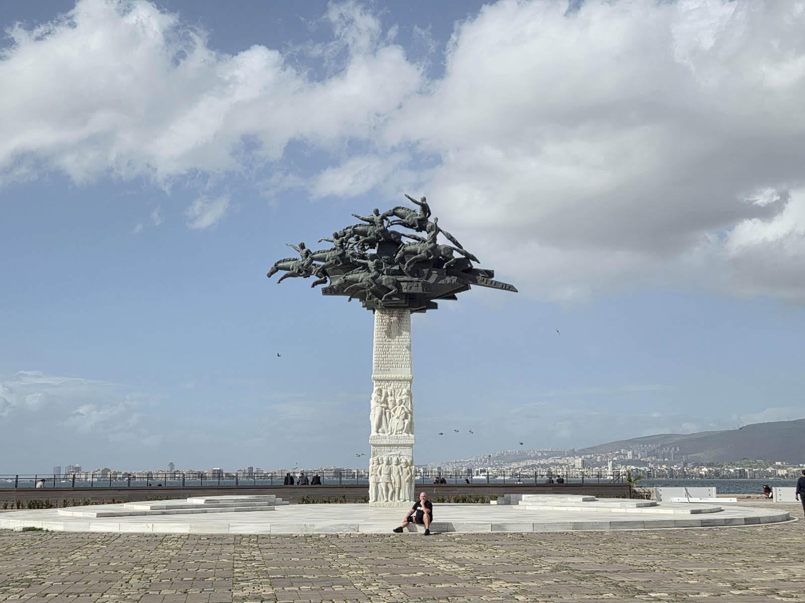 Alsancak Gündoğdu Meydanı photo 1