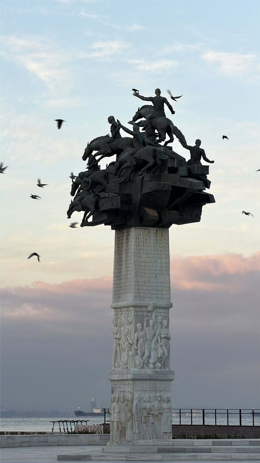 Alsancak Gündoğdu Meydanı photo 10