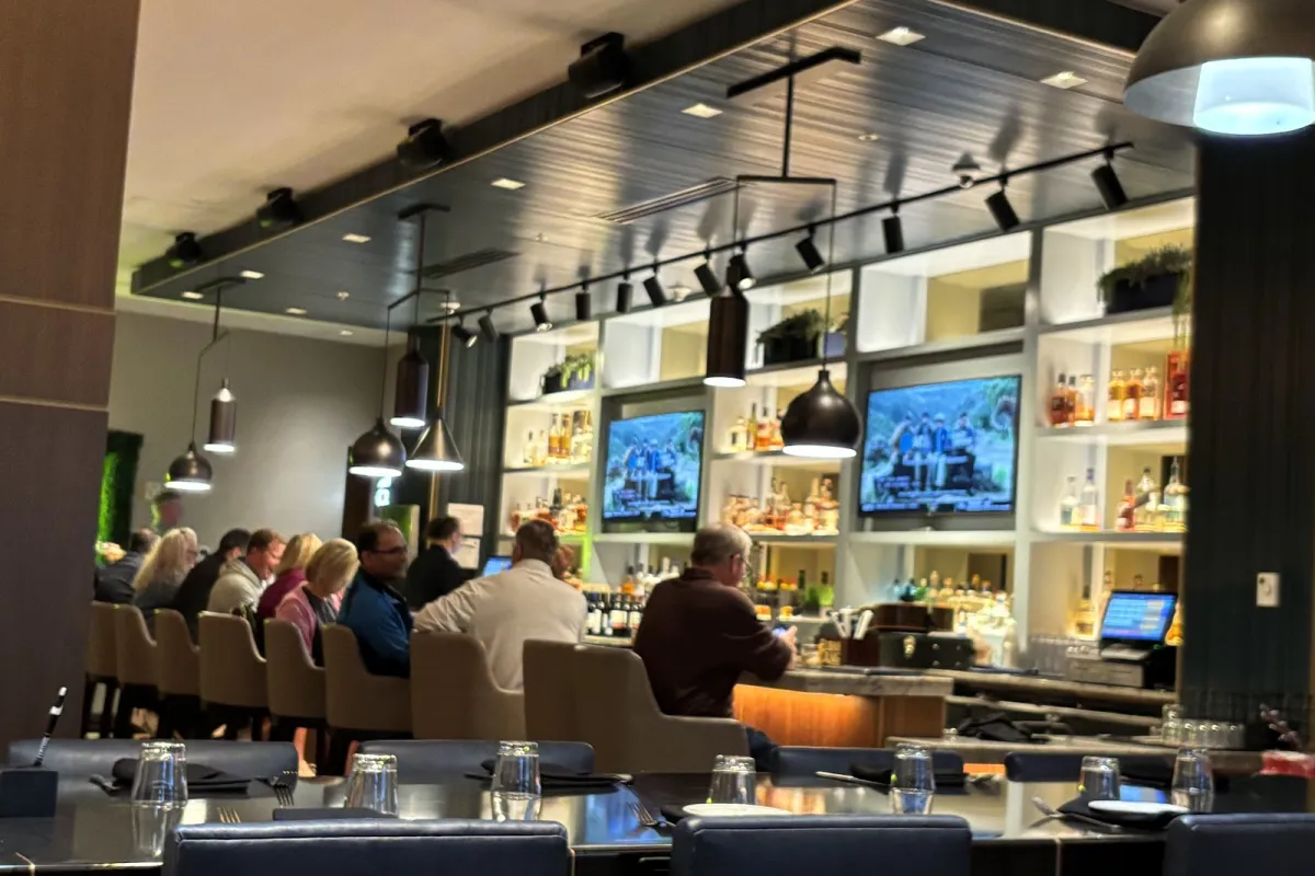 Central Bar + Kitchen photo 1