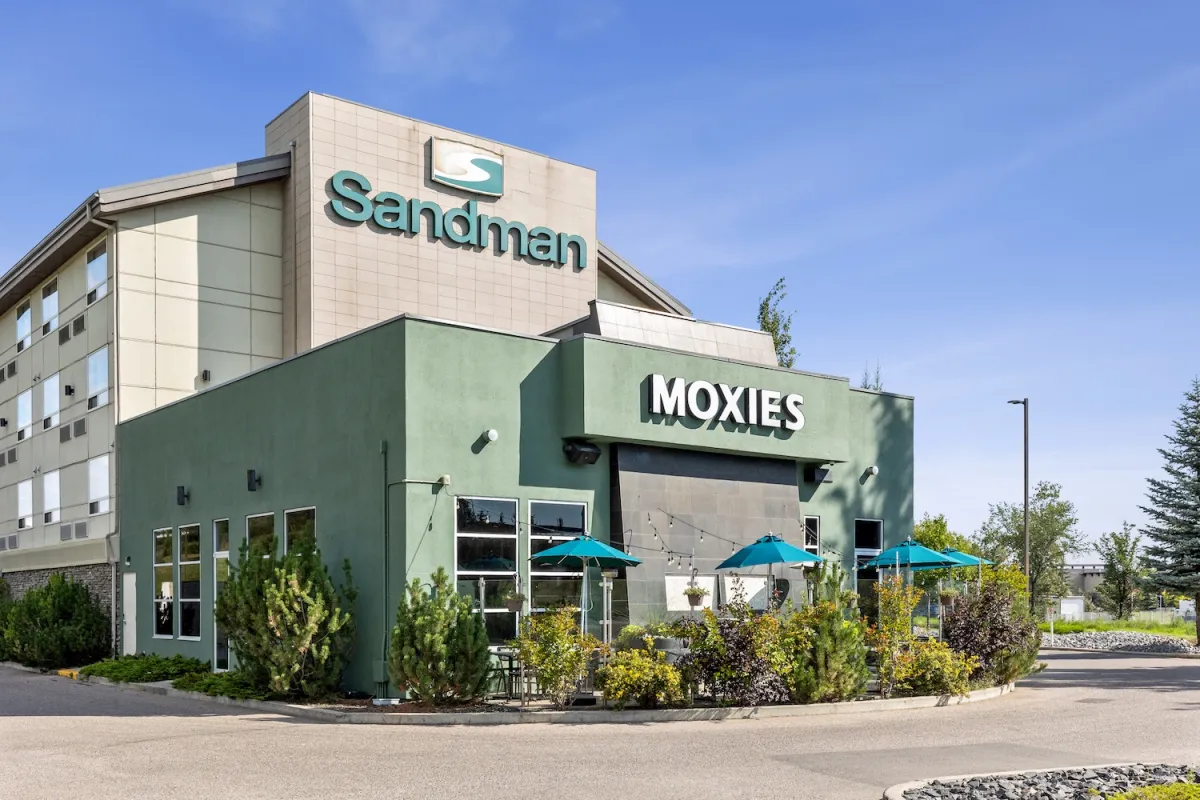 Moxies Deerfoot Meadows Restaurant photo 1