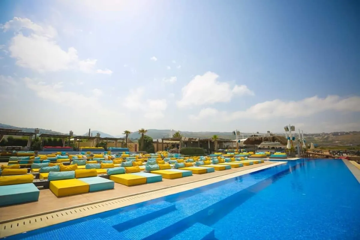 Iris Beach Club photo 1