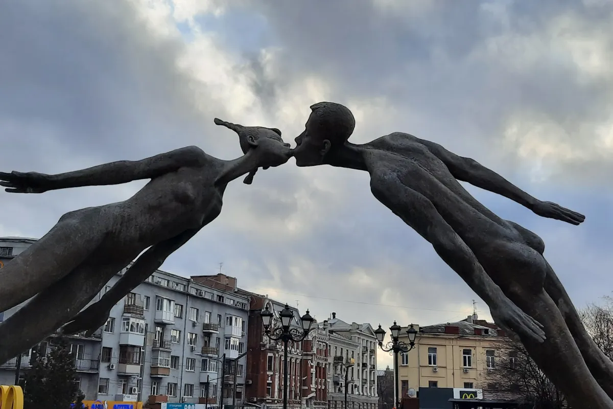 Lovebirds monument photo 1