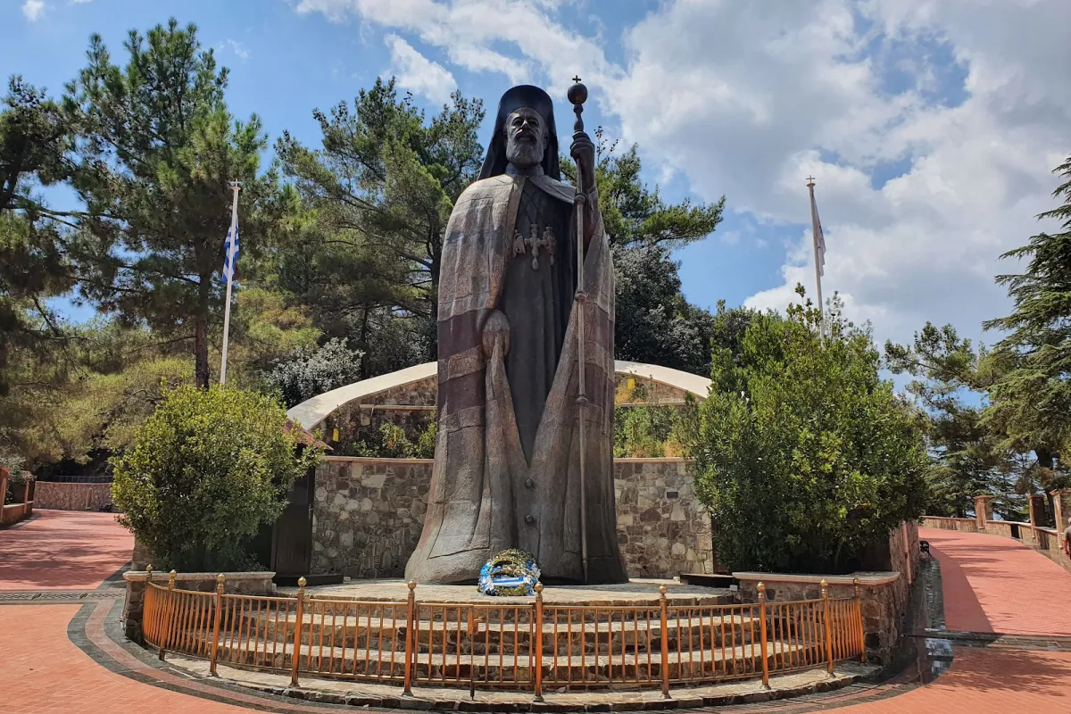 Makarios statue photo 1