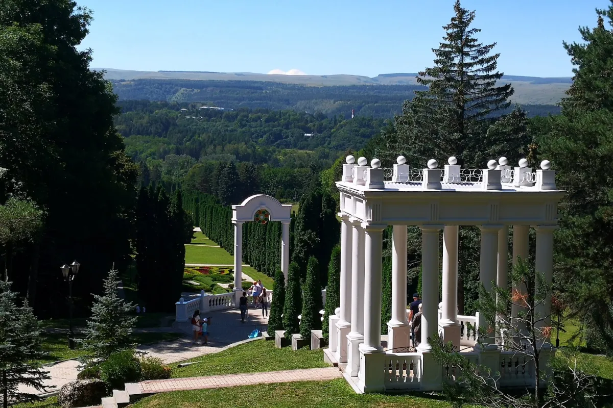 The observation deck at the Valley of the Roses photo 1