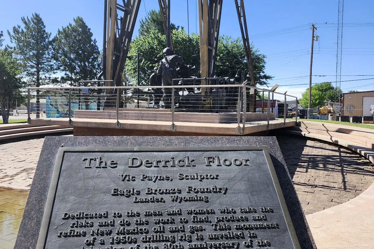 Derrick Floor Sculpture photo 1