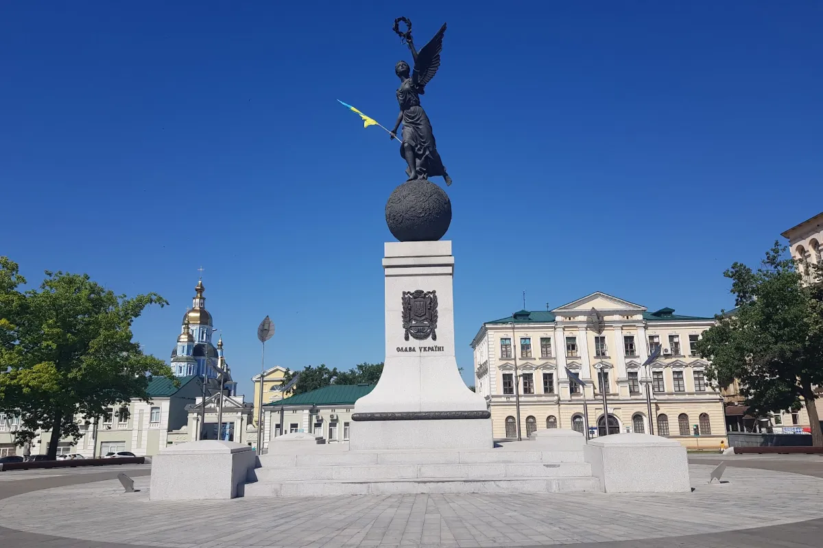 Independence Monument "Ukraine flying" photo 1