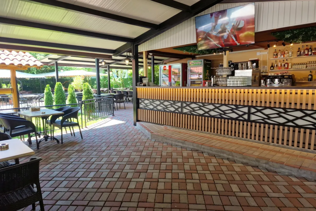 Yard Bar & Grill photo 1