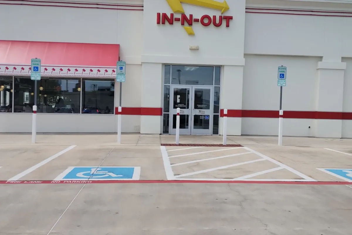 In-N-Out Burger photo 1