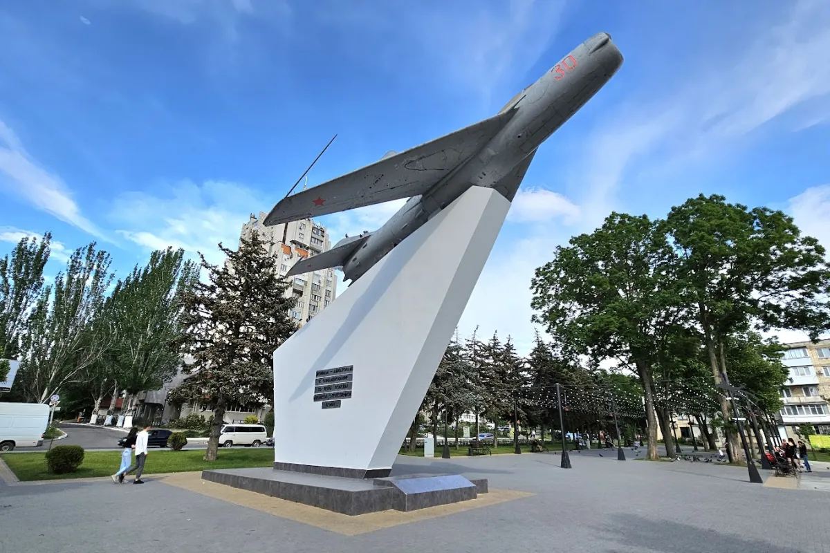 Monument to Aviators photo 1