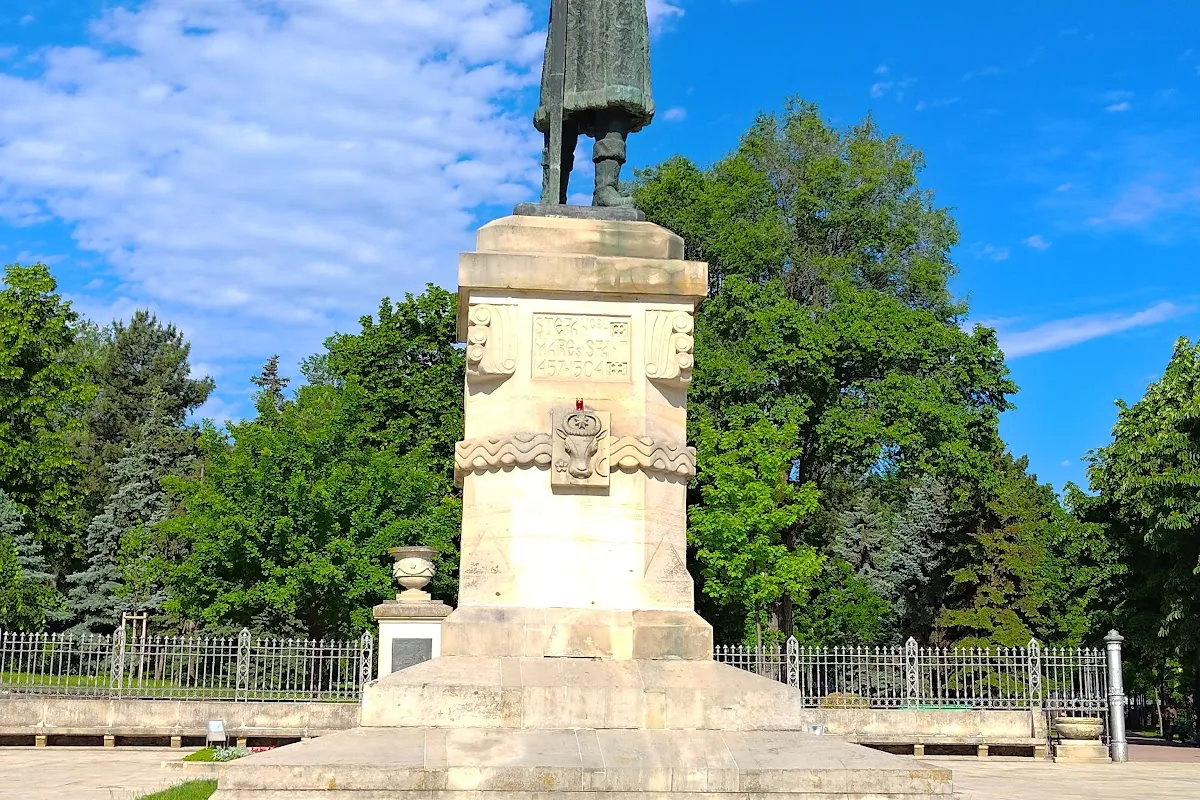 Stephen the Great Monument photo 1