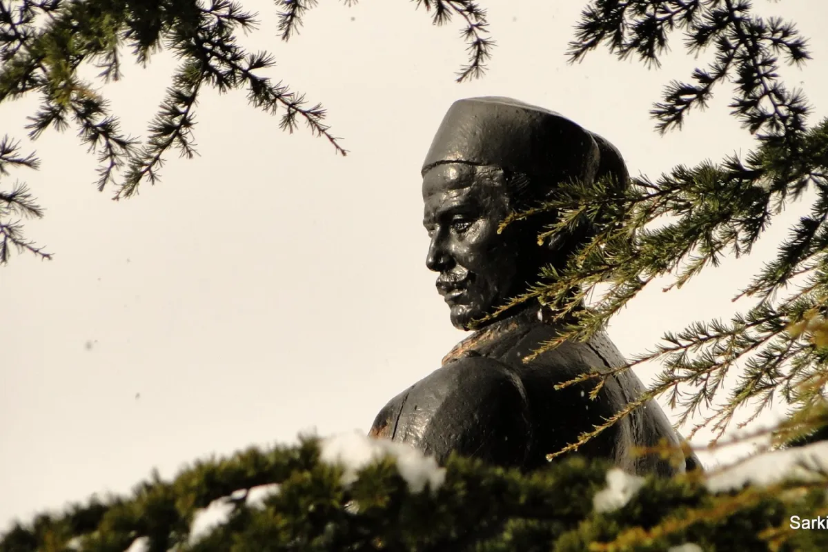 Youssef Beik Karam Statue photo 1