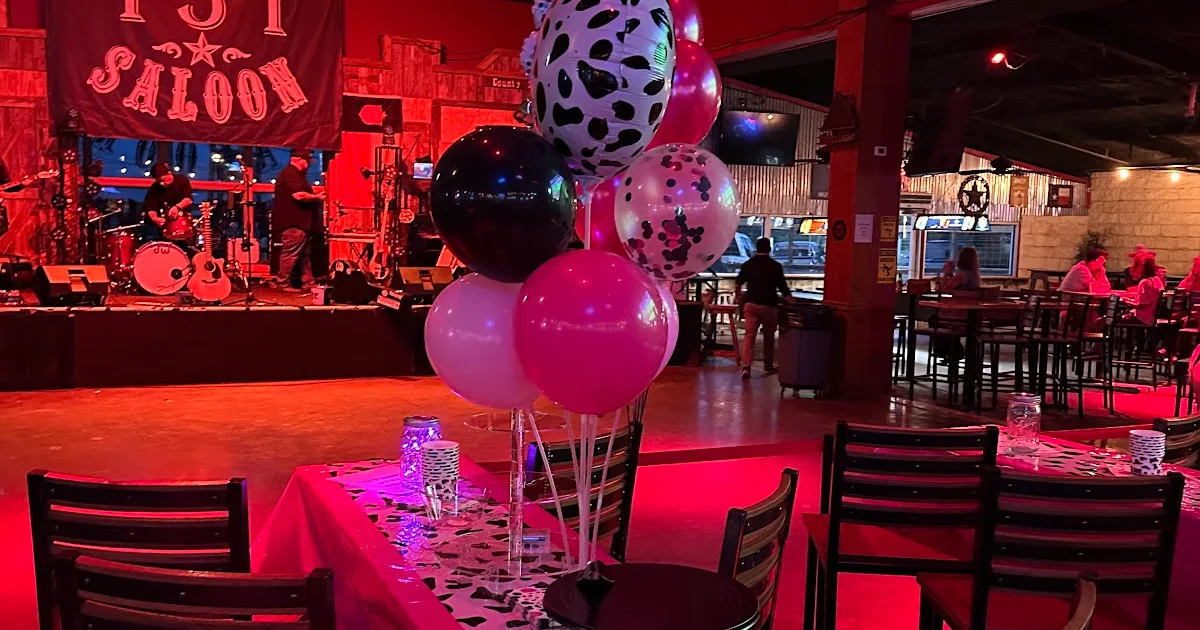 151 Saloon photo 1