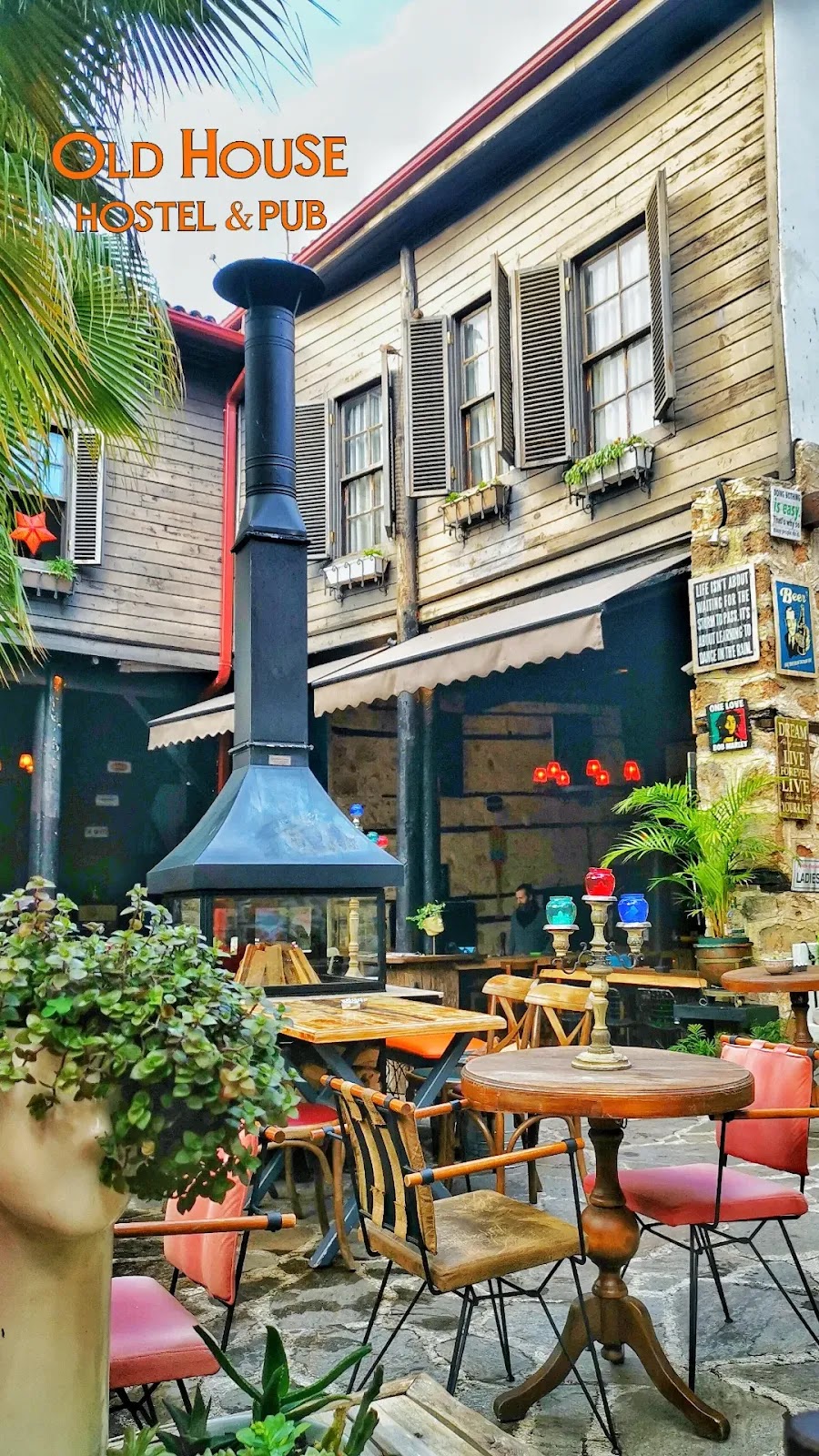 Old House Hostel & Pub photo 1