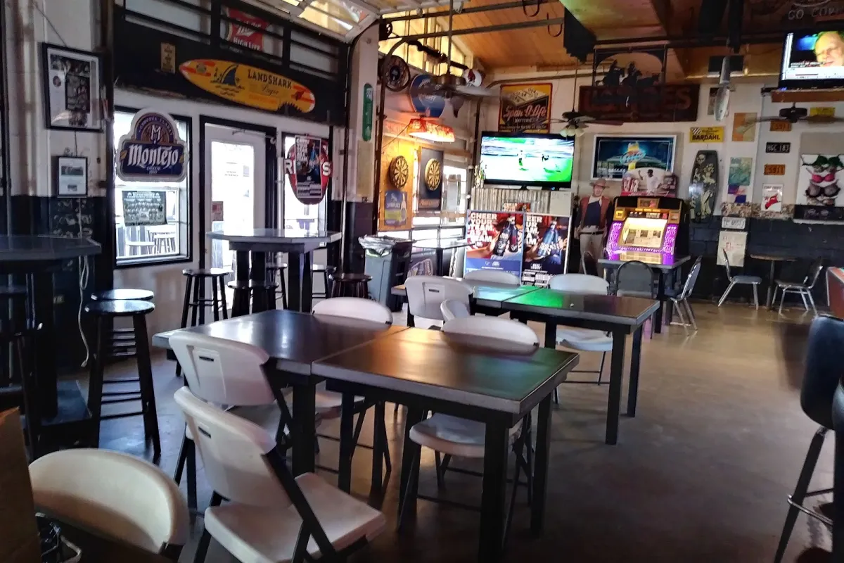 Chuck's Ice House/Volleybar photo 1