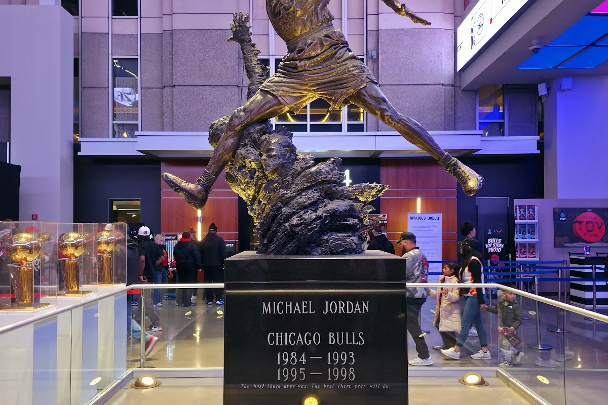 Michael Jordan Statue photo 1