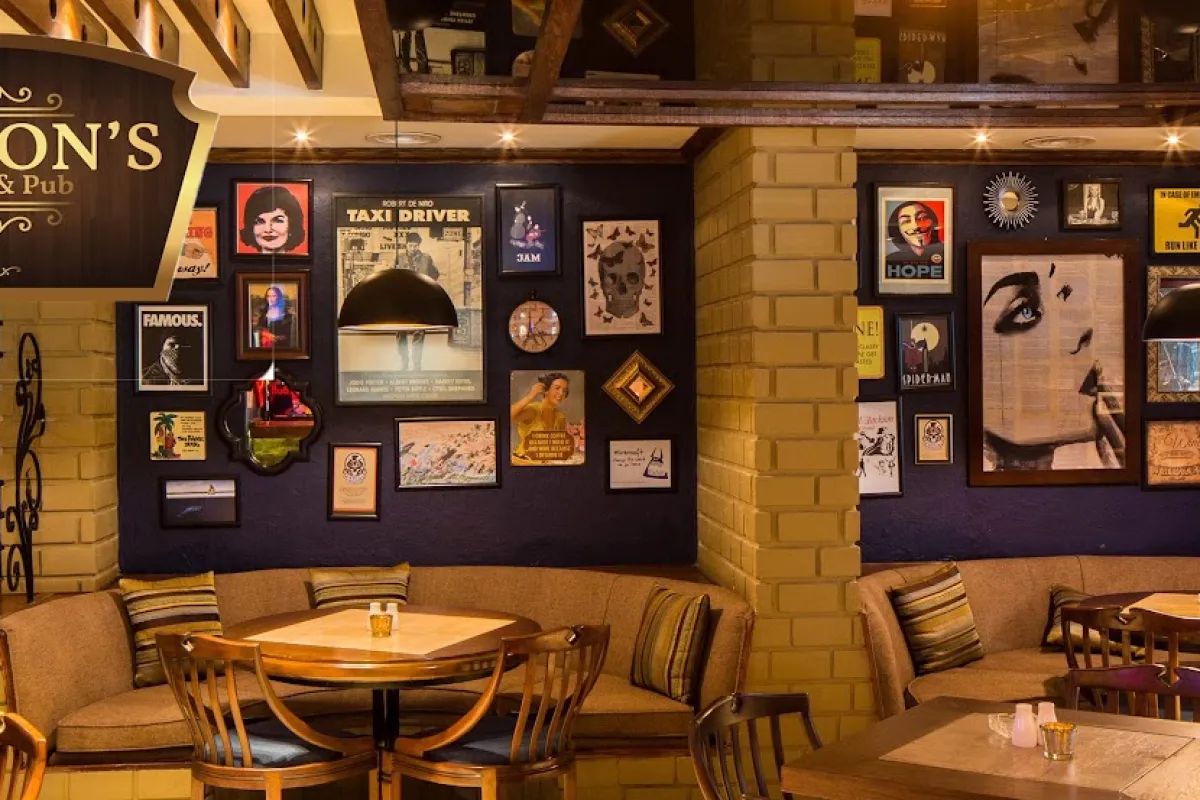 Houston's Restaurant And Pub photo 1