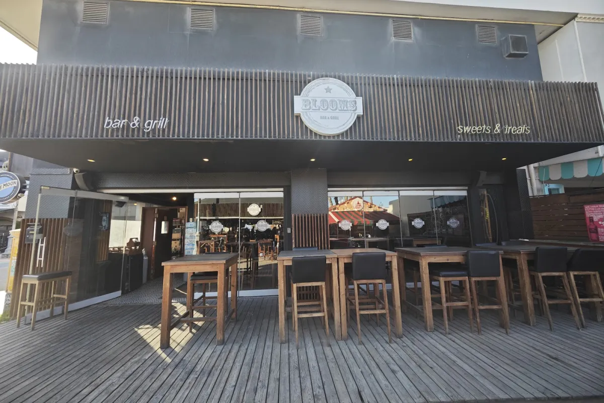 Blooms Bar & Grill photo 1